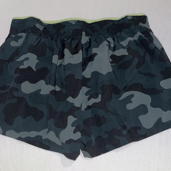 SIZE SMALL Gap Fit Camo Athletic Shorts - Picture 2 of 4